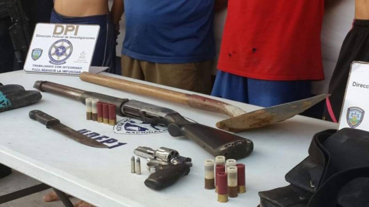 Hasta una pala con que cavaron la fosa para sus víctimas les fue decomisada junto a armas de fuego y armas blanca (Foto: DPI/ El Heraldo Honduras/ Noticias de Honduras)