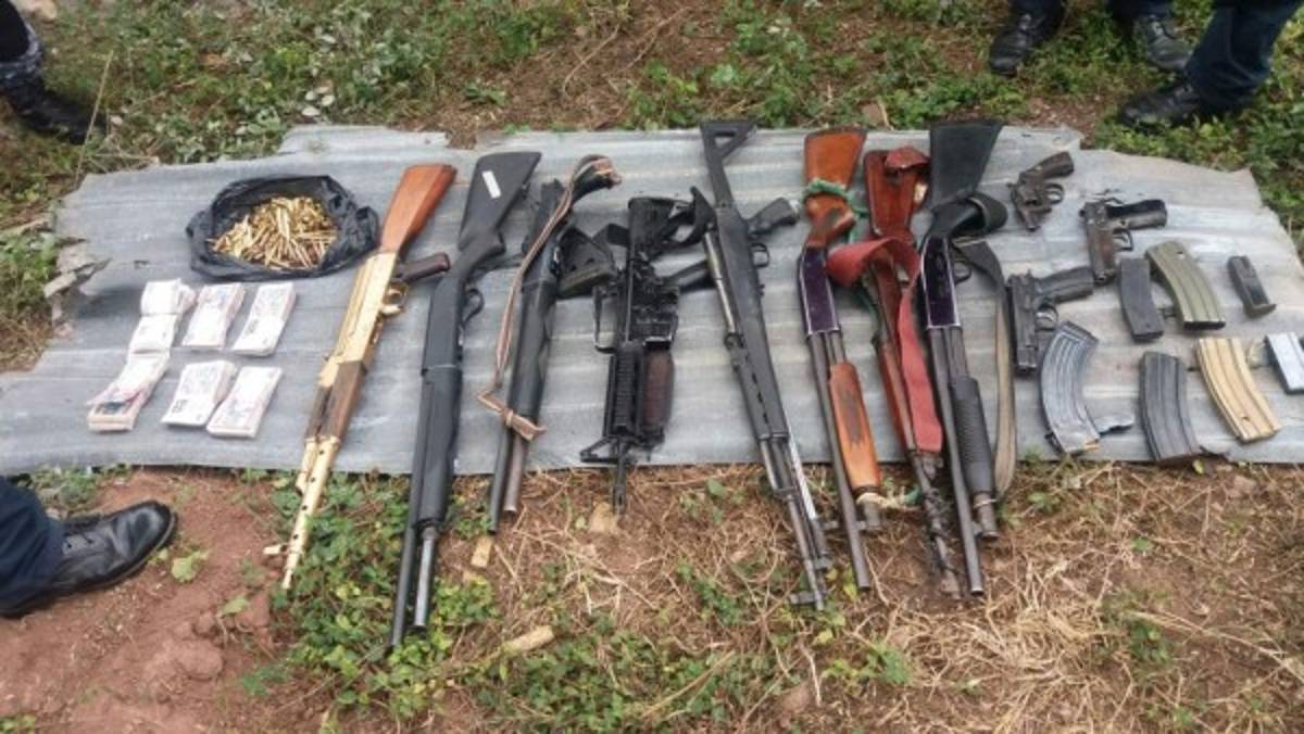 Decomisan arsenal e indumentaria militar a cuatro personas detenidas en Ajuterique