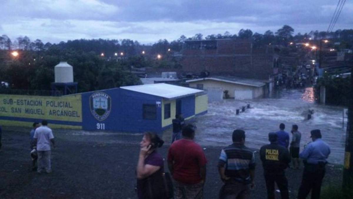 Tegucigalpa: Incomunicadas 50 familias por desborde de quebrada