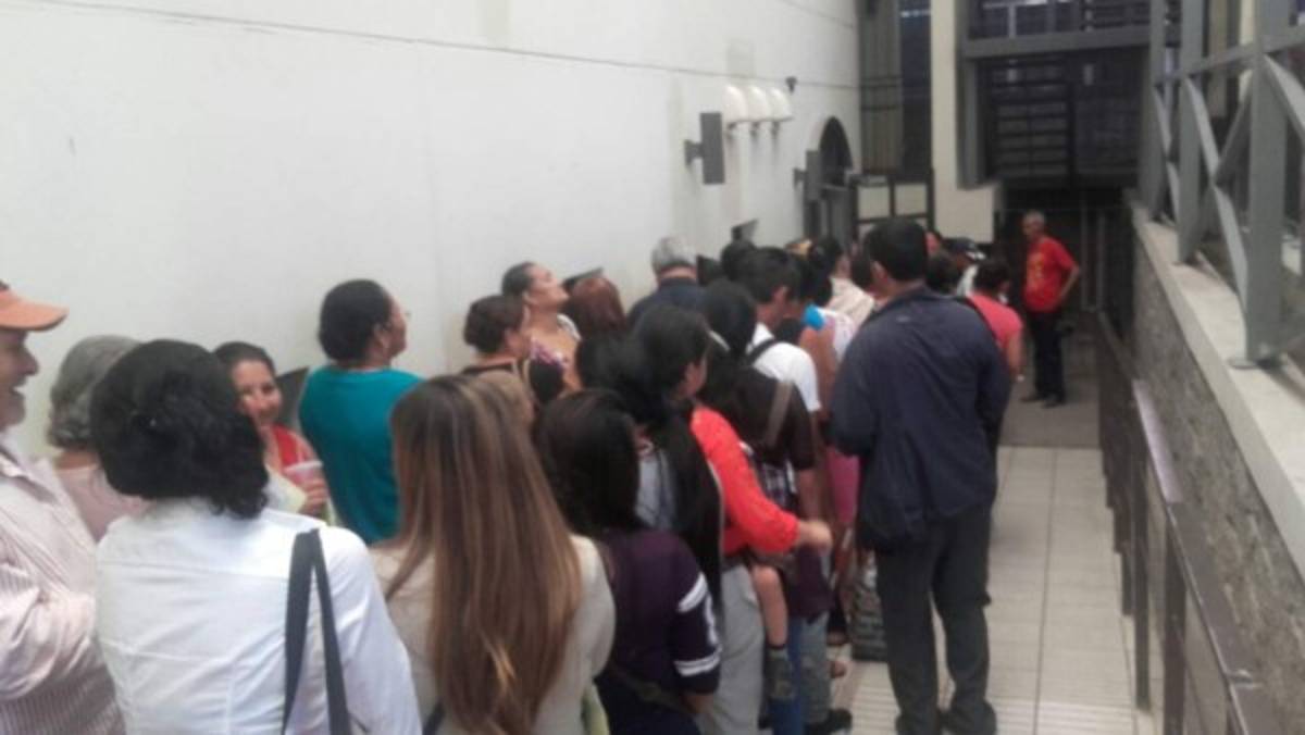 Pacientes abarrotan hospitales buscando medicamentos después de Semana Santa