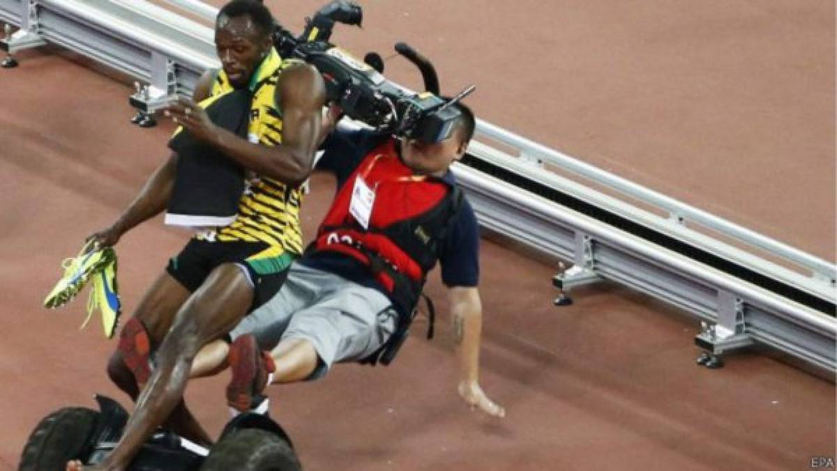 Usain Bolt es arrollado por un camarógrafo
