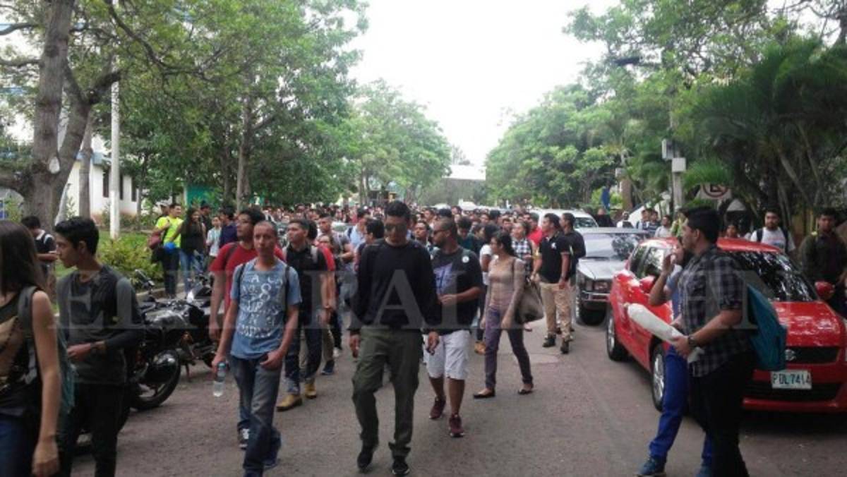 Estudiantes del MEU se movilizan y se toman más edificios en la UNAH