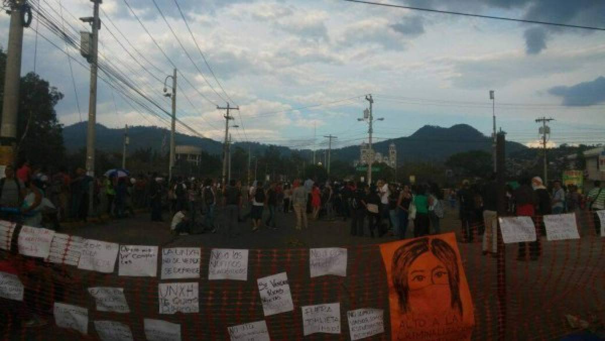 Batalla campal entre estudiantes de la UNAH y Policía Nacional