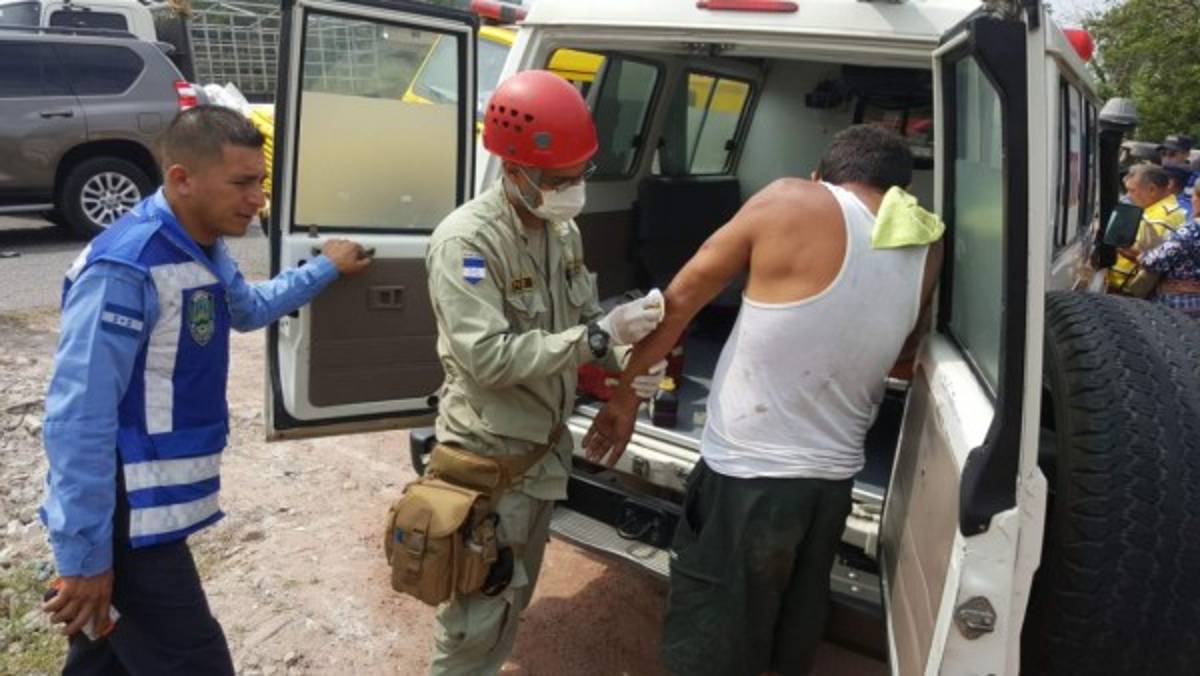 Accidente entre una rastra y microbús deja varios heridos en Santa Rosa de Copán