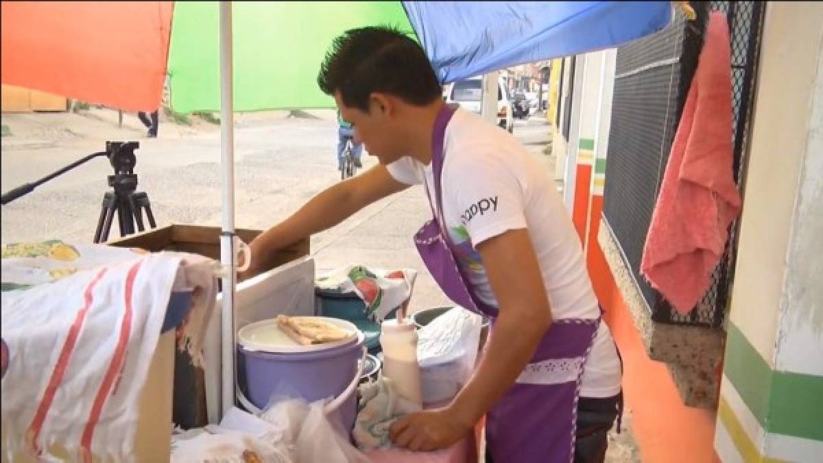 Comayagua: Joven vende baleadas para sacar adelante a su familia