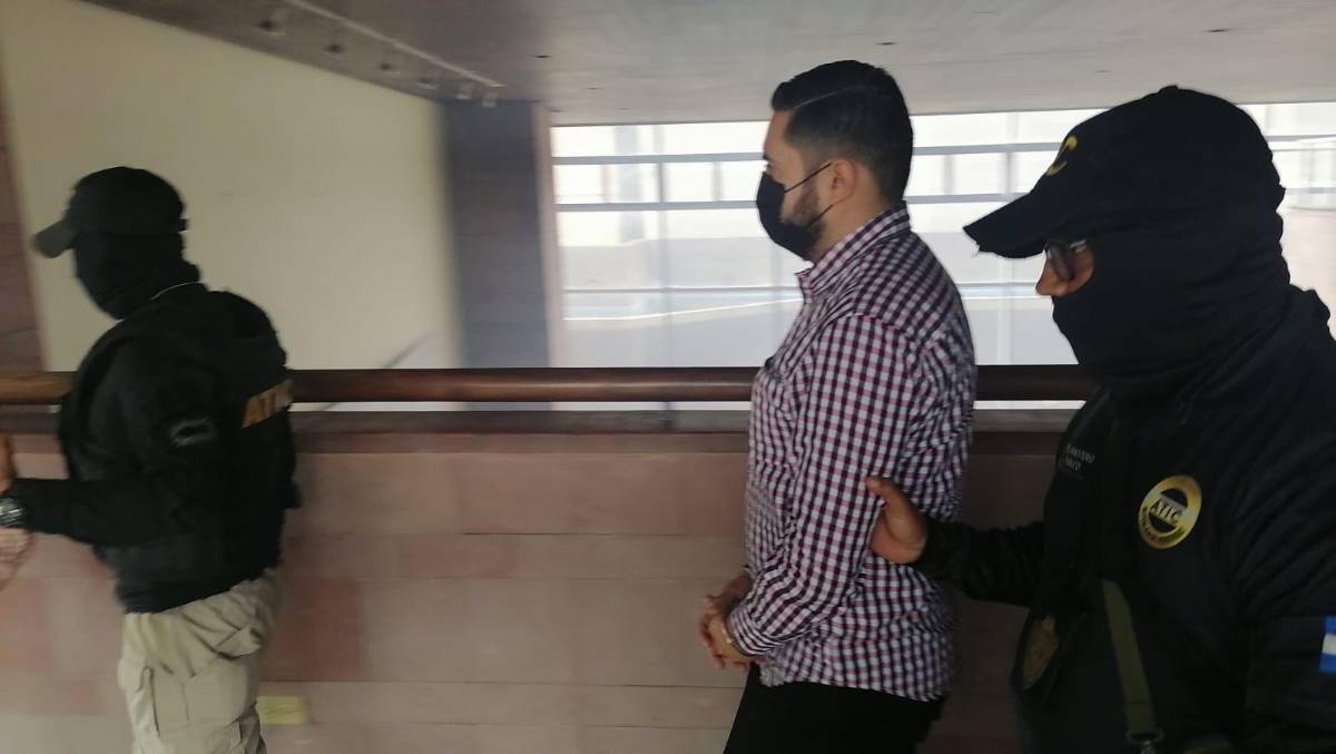 El excontador de Invest-H, Carlos Guevara fue requerido por las autoridades en el kilómetro 9 de la carretera de Santa Lucía.