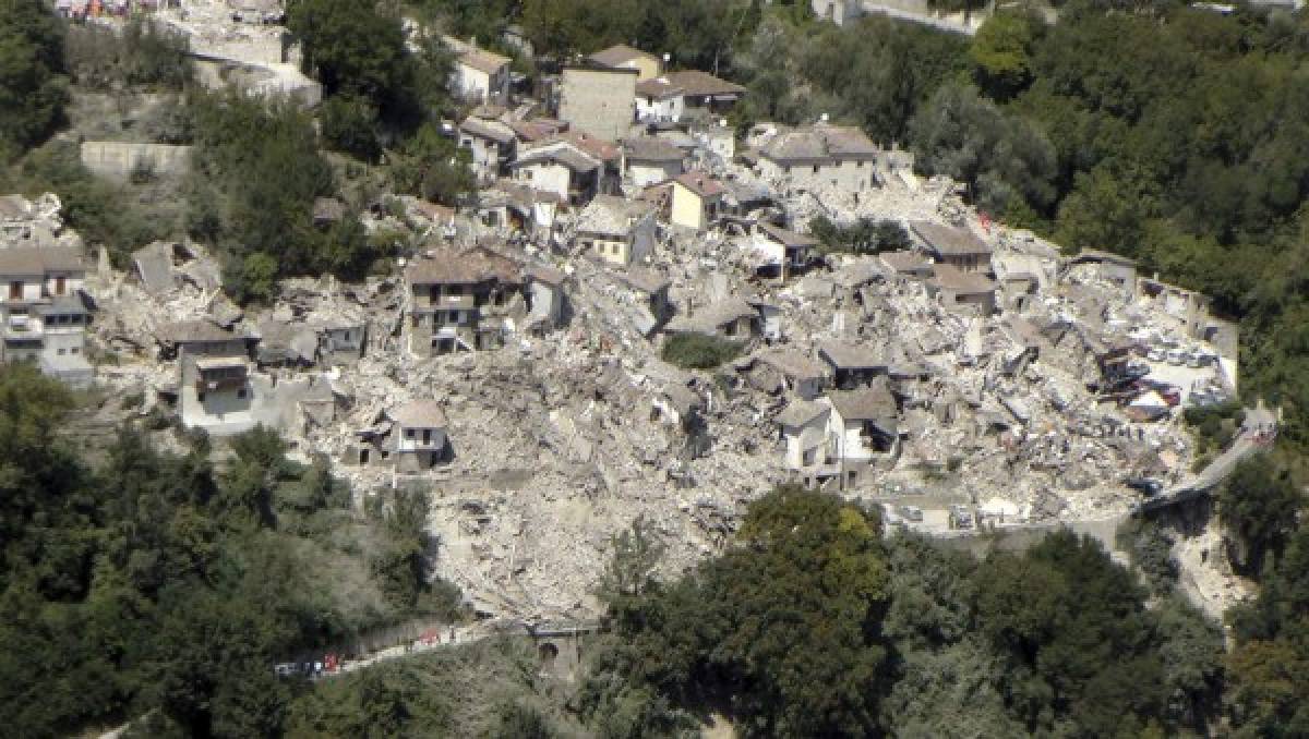 Rescatistas buscan sobrevivientes en Italia, hay 247 muertos