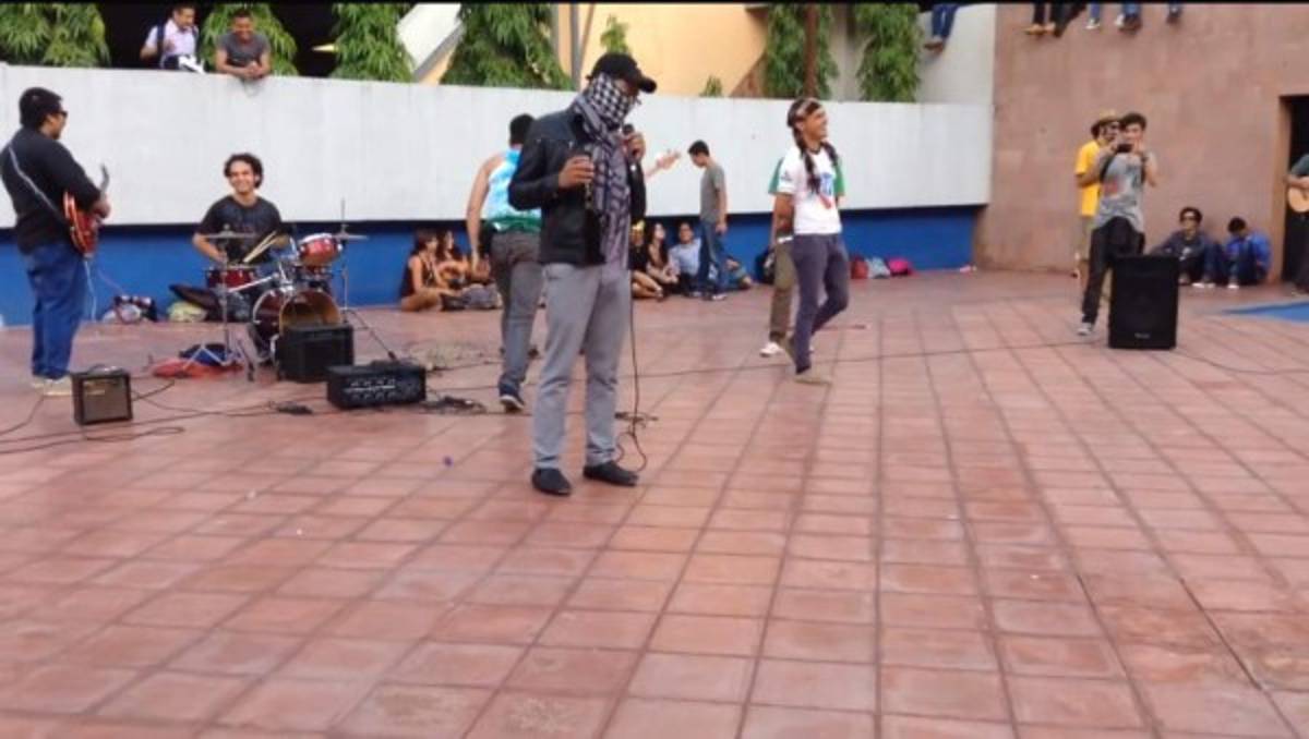 Estudiantes de la UNAH se mofan de la rectora Julieta Castellanos