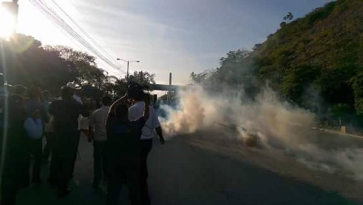 Realizan tomas de peajes en diferentes ejes carreteros de Honduras