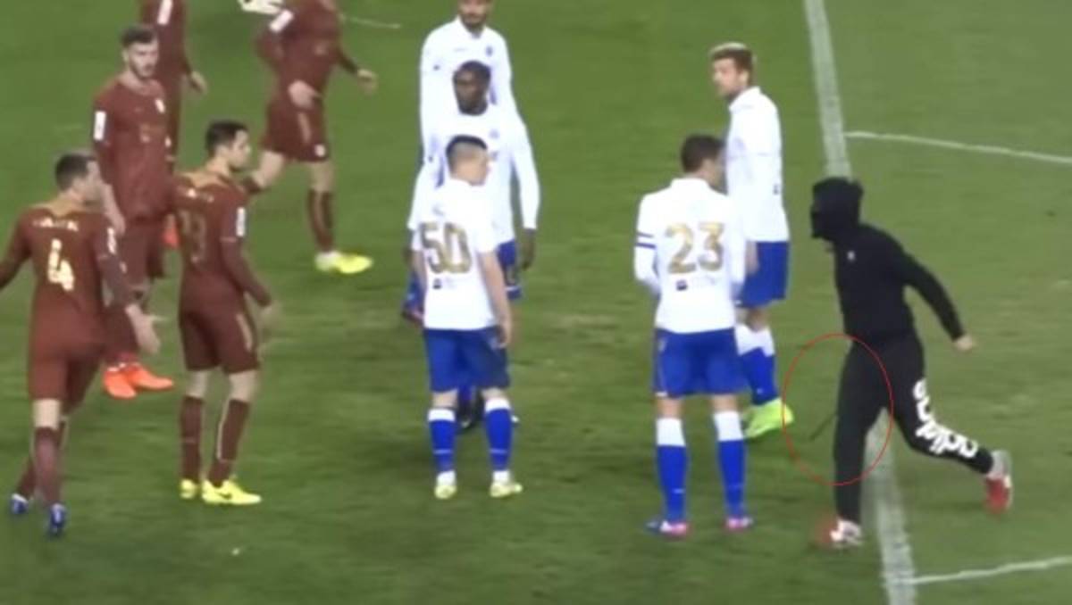 Un intruso encapuchado y armado salta al campo para agredir al árbitro  