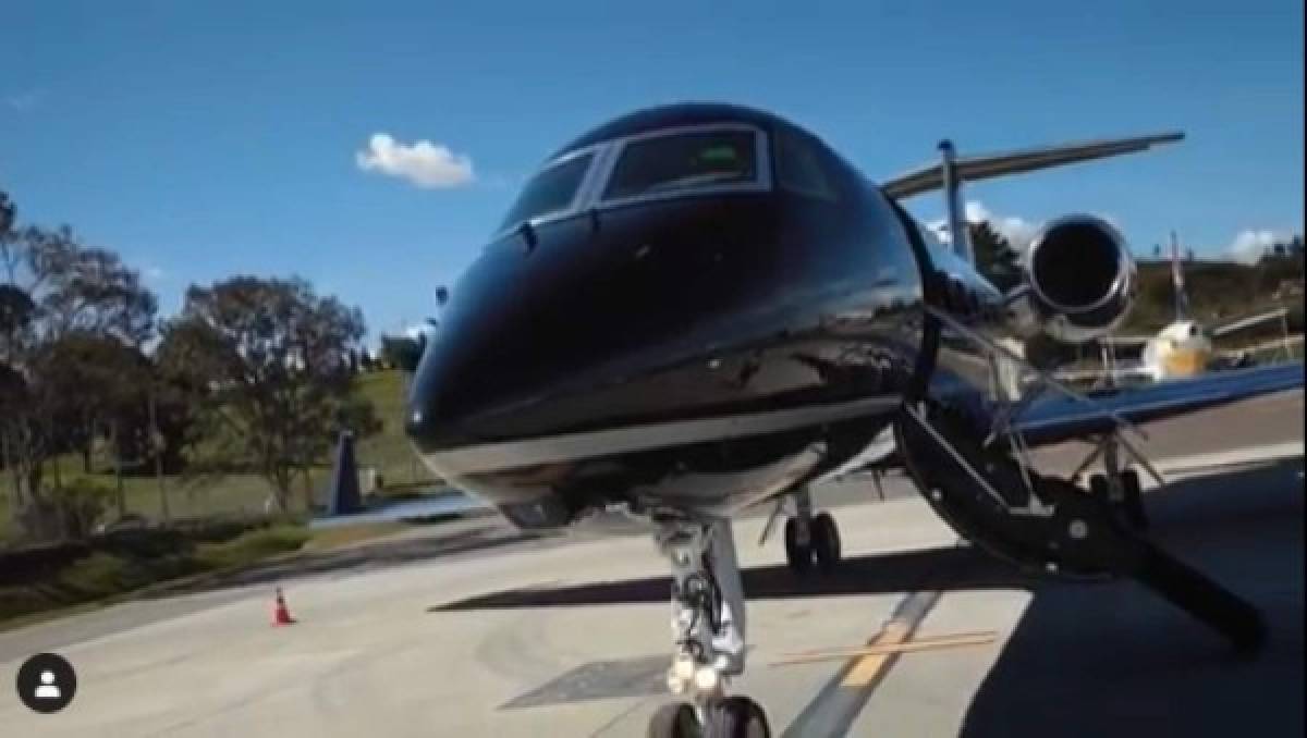 VIDEO: Maluma rompe en llanto tras recibir su nuevo avión