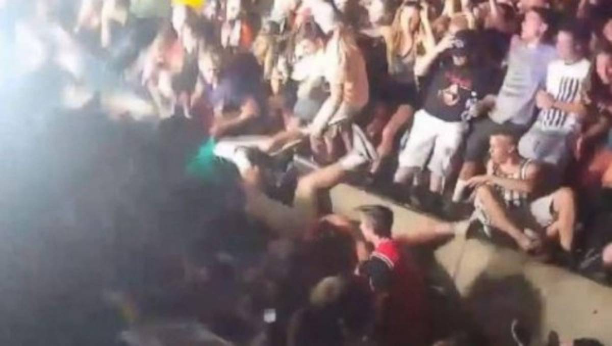 Las redes sociales mostraban a los espectadores cayendo por la gradería.