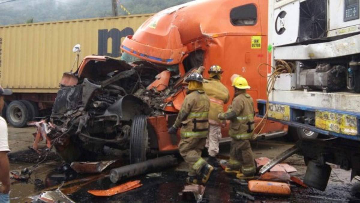 Dos rastras a punto de causar tragedia en Cortés
