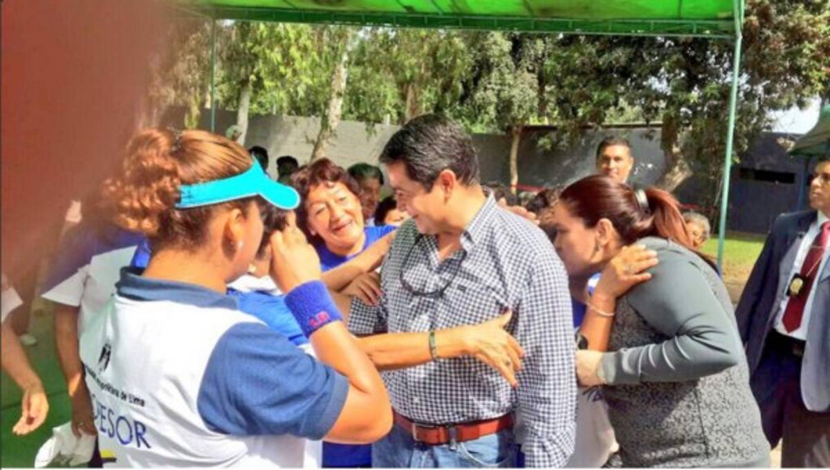Presidente de Honduras realiza recorrido por parques de Lima, Perú