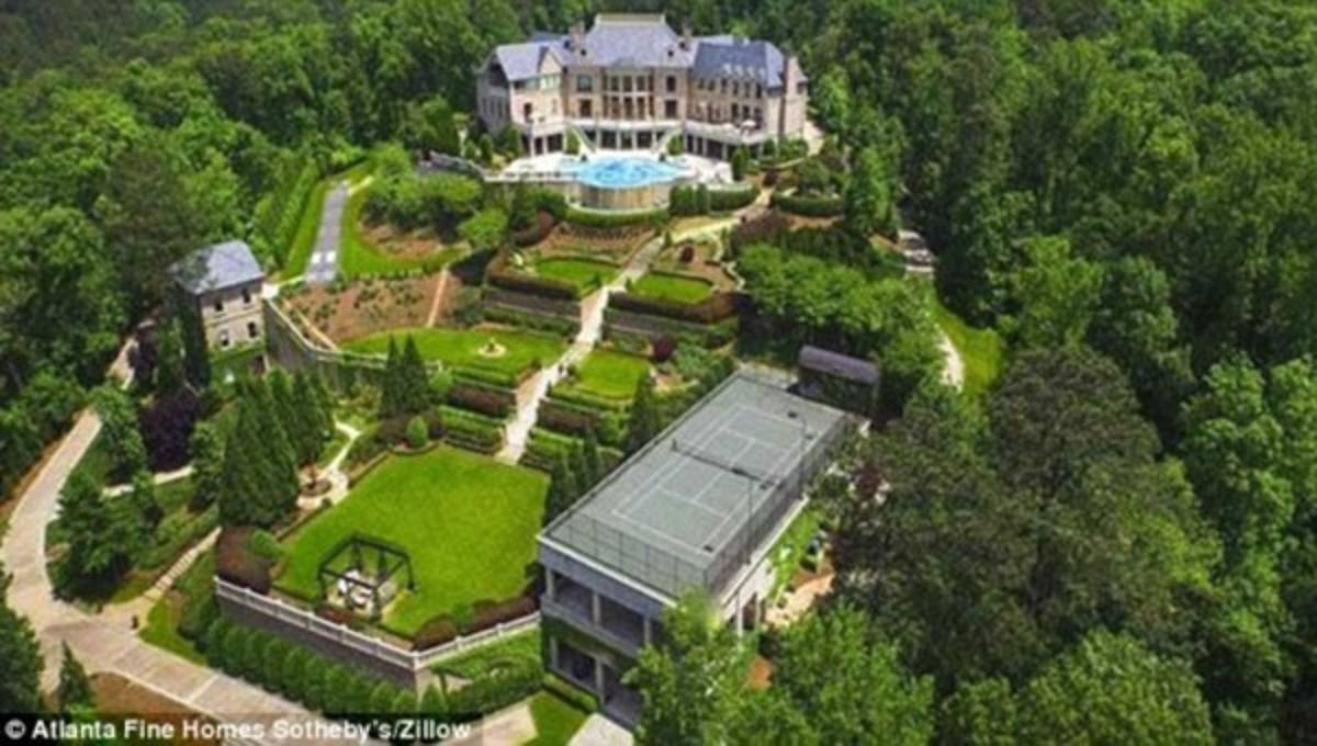 Pastor compra mansión por 'mandato de Dios'