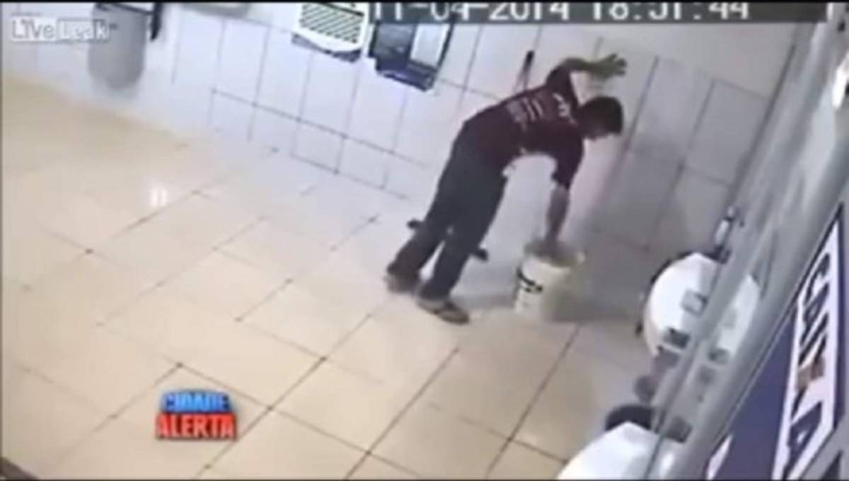 Pareja de delincuentes golpea brutalmente a un joven mientras trabajaba