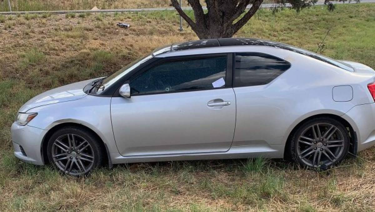 Otro de los autos afectados tras el tiroteo en Texas. Foto: AFP.