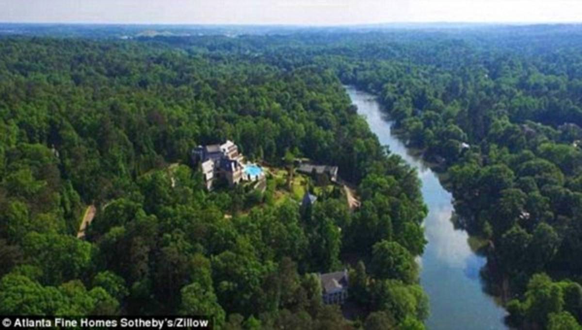 Pastor compra mansión por 'mandato de Dios'