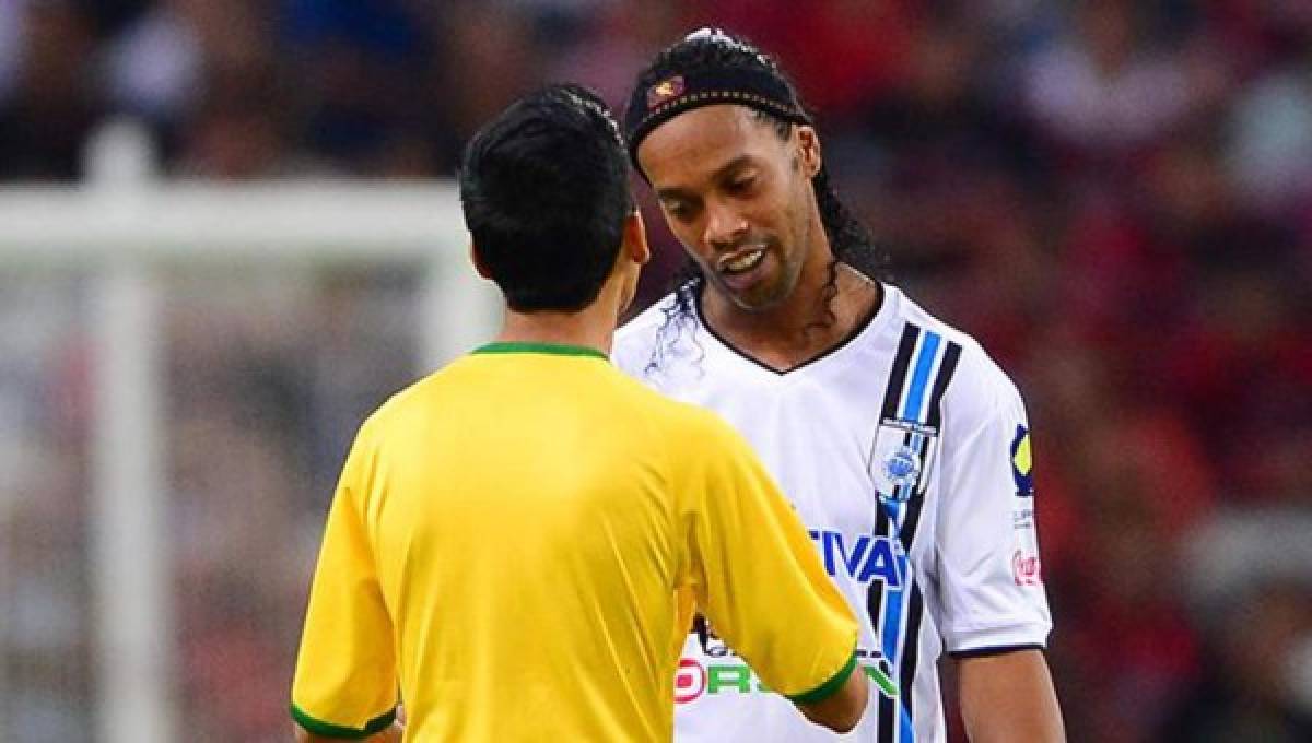 VIDEO: El gesto de Ronaldinho con invasor de cancha