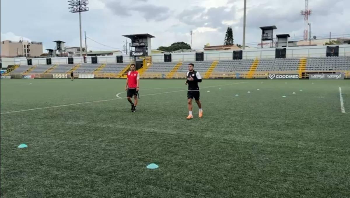 Fue actor y llegó con su bella novia: Así fue el primer día de Carlos Pineda en su nuevo equipo