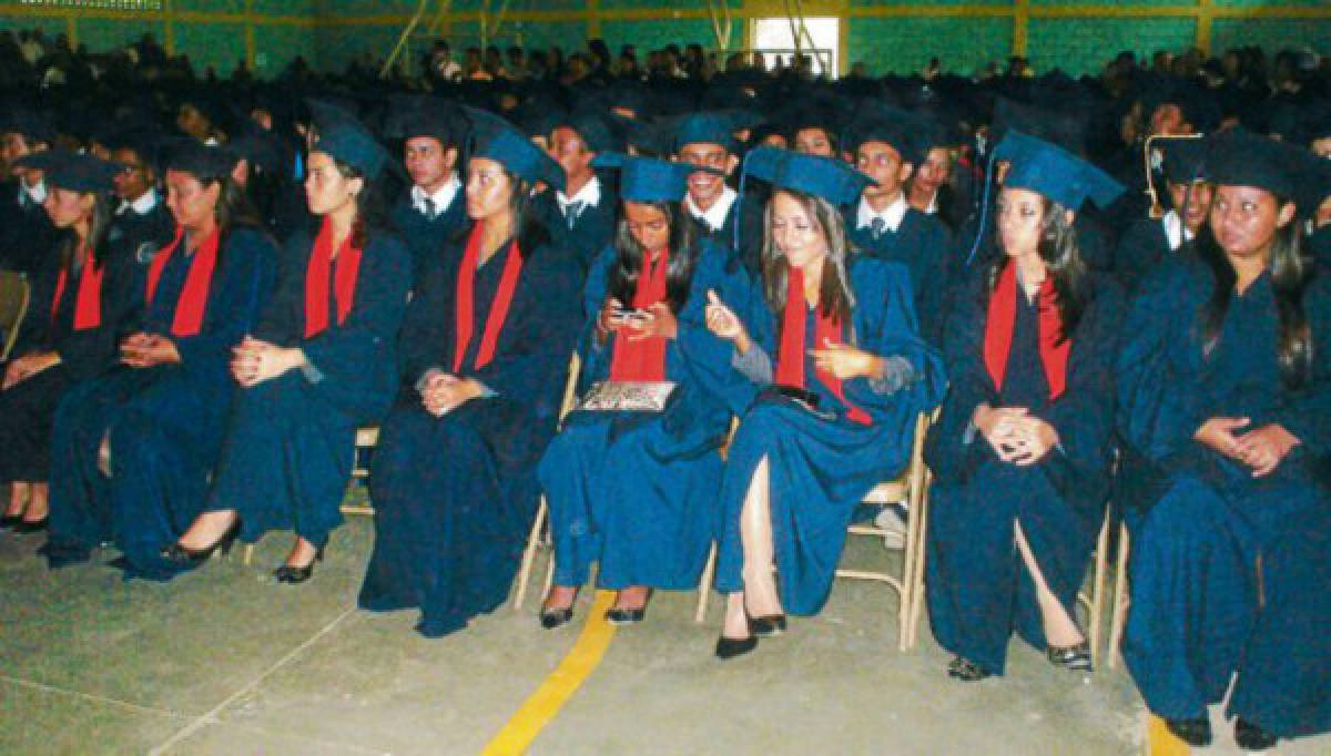 Instituto donde estudió Froylán Turcios gradúa nuevos profesionales