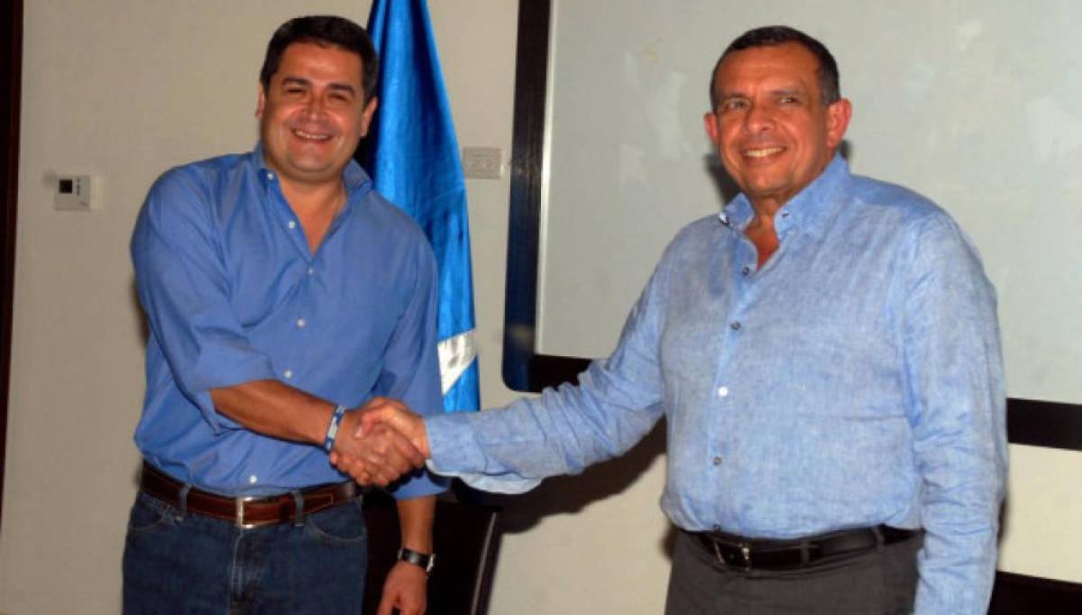 Momento de la transición: Pepe Lobo entrega el poder del Ejecutivo a Juan Orlando Hernández.