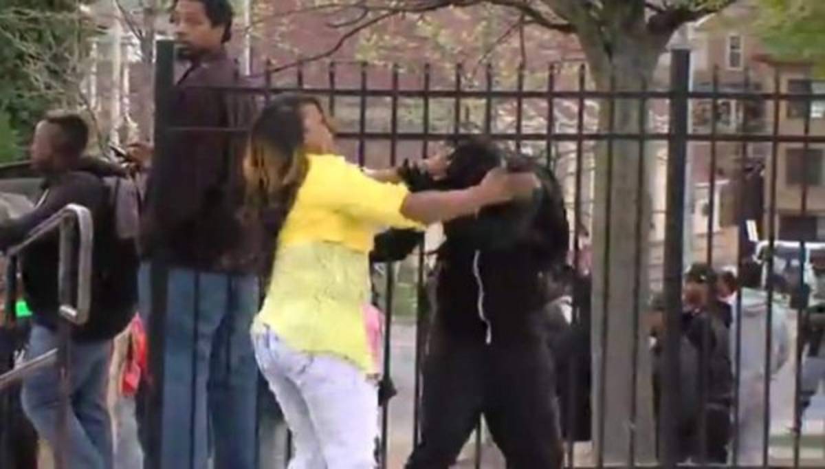 Madre abofetea a su hijo por participar en protestas de Baltimore