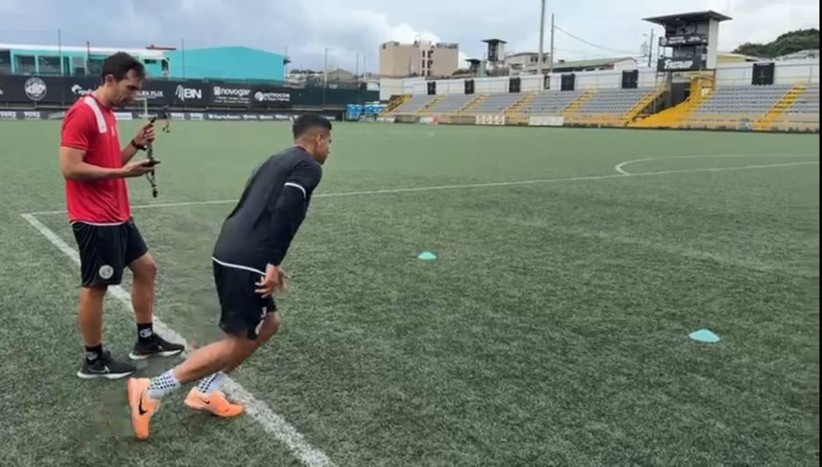 Fue actor y llegó con su bella novia: Así fue el primer día de Carlos Pineda en su nuevo equipo