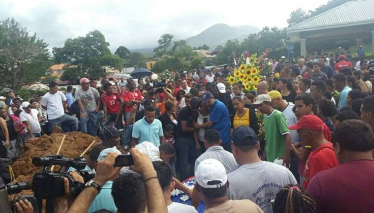 Último adiós al futbolista hondureño Arnold Peralta