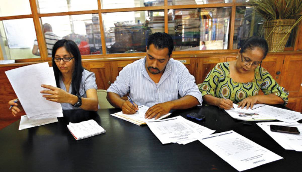 Niños demuestran sus conocimientos ante evaluadores