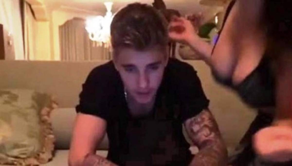 El baile de chica Playboy que no le mueve ni un pelo a Justin Bieber