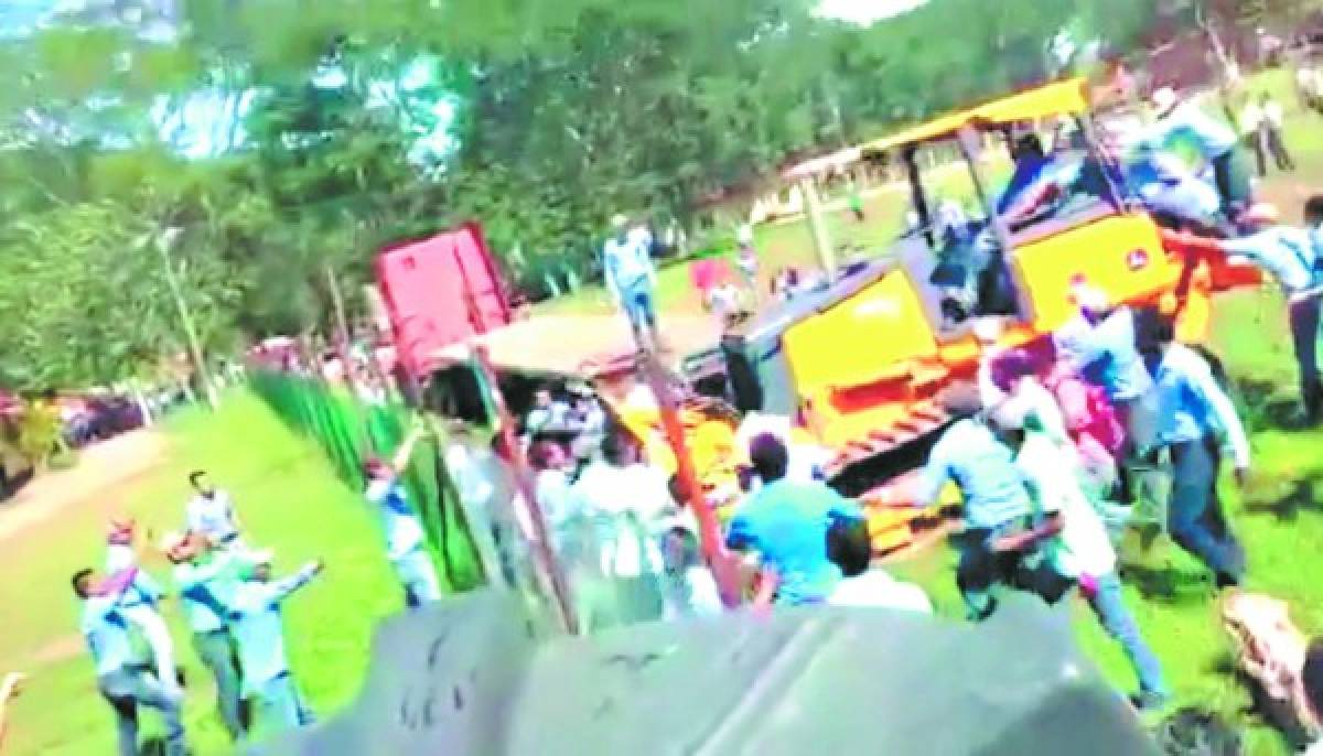 Con un tractor, un supuesto vigilante del campus universitario estrelló a varios alumnos contra una maya. El irresponsable conductor fue detenido por autoridades policiales.