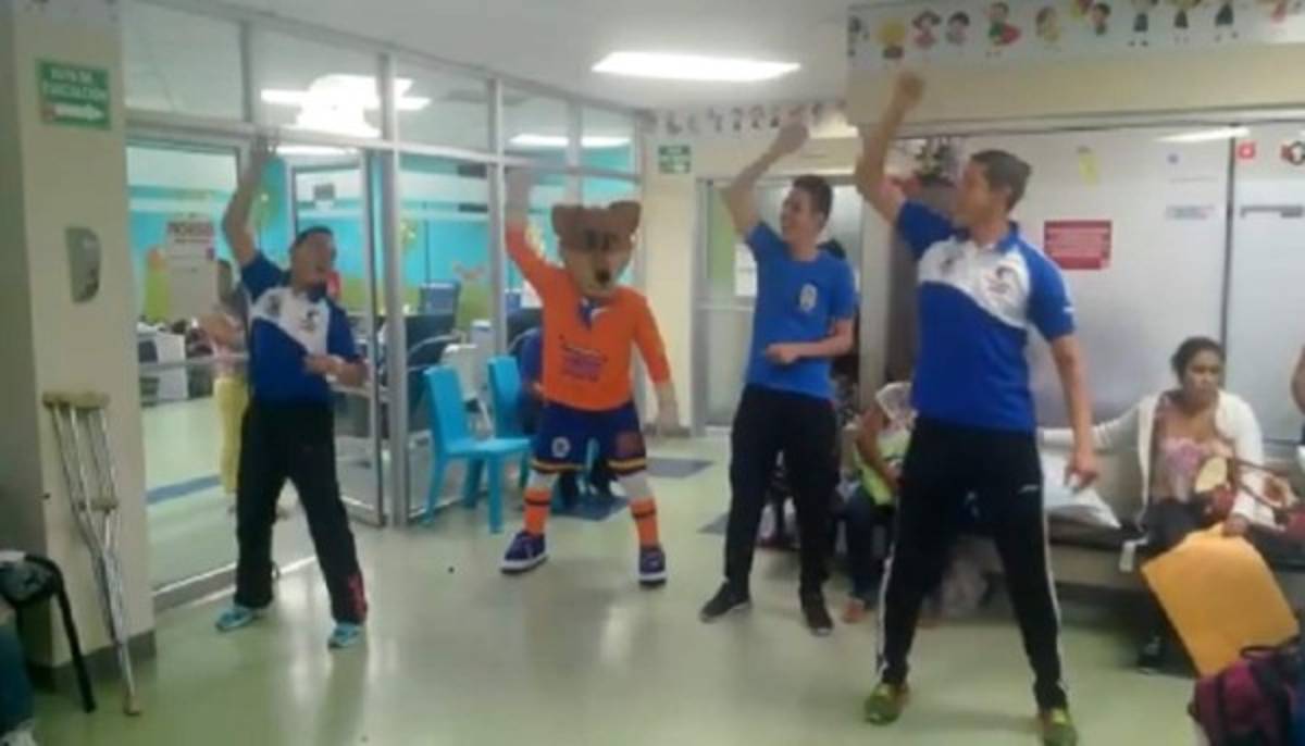 Lobos de la UPNFM llevan alegría a niños con cáncer