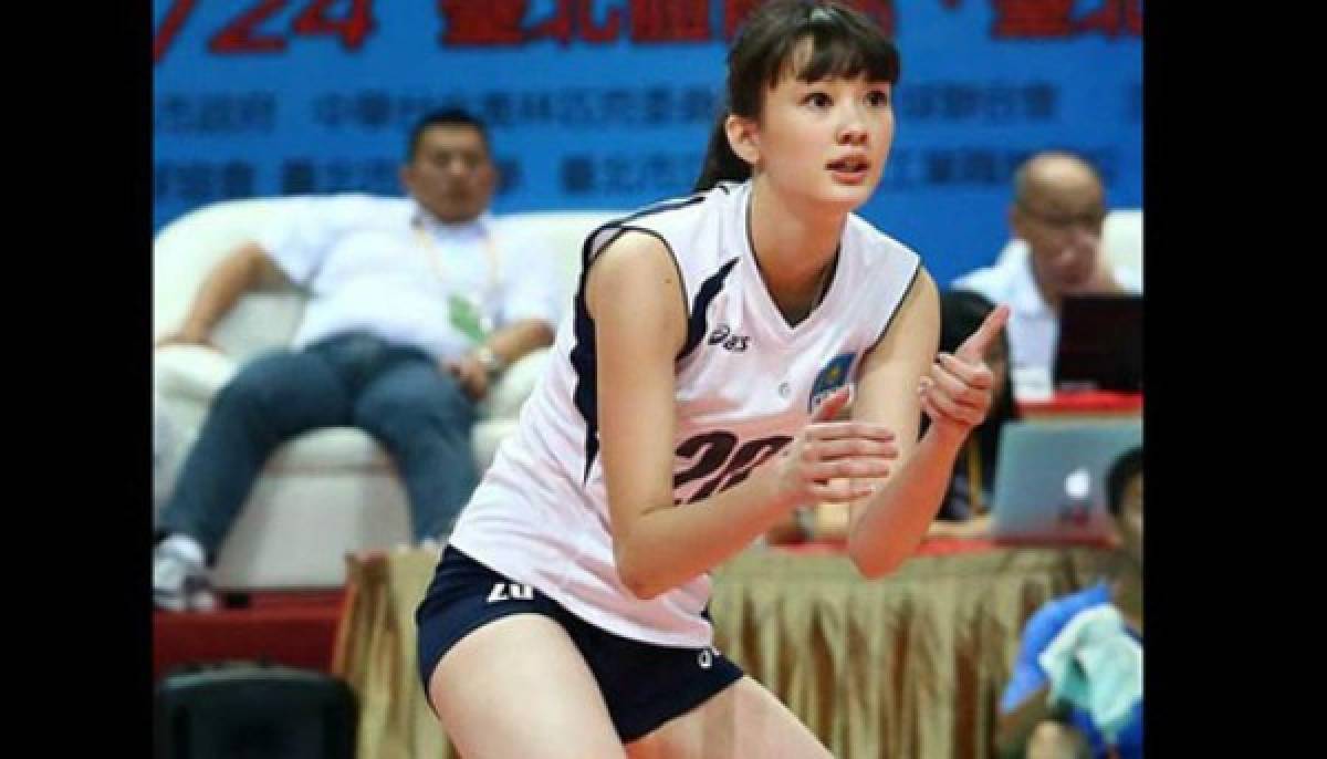 La joven demasiado hermosa que juega voleibol