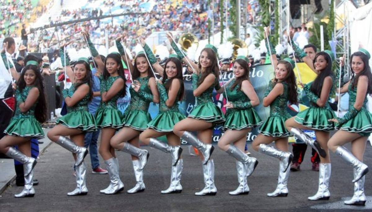 Bastoneras, dueñas de la pasarela cívica