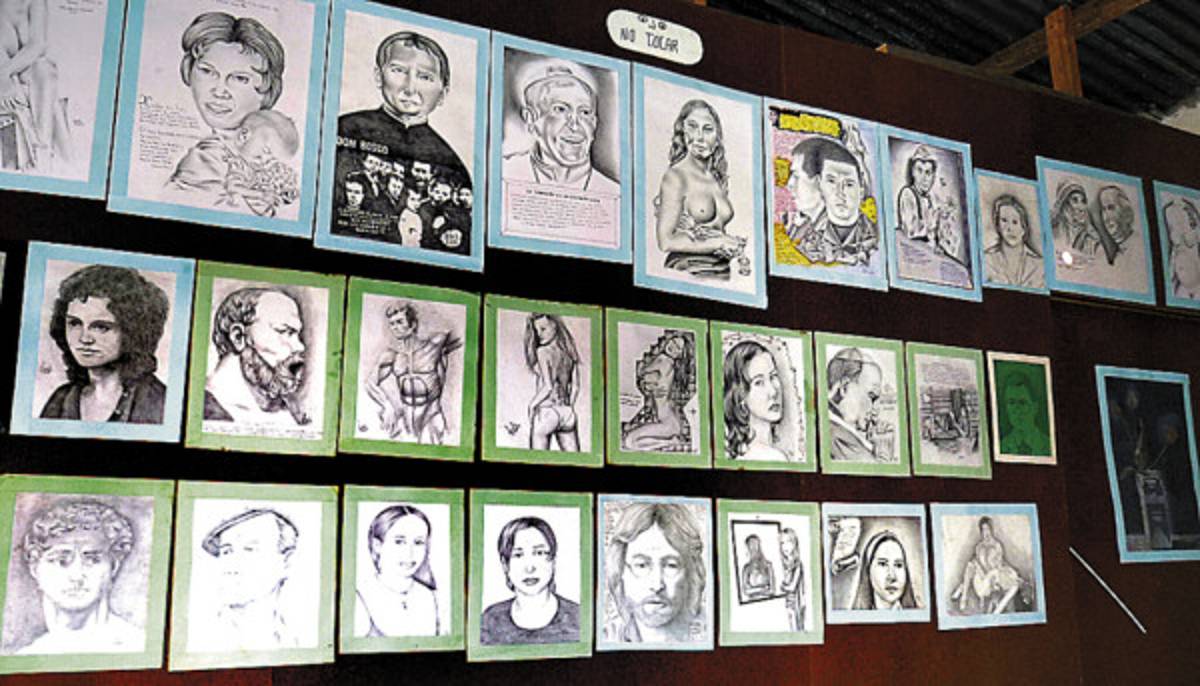 Joven retratista expone sus obras artísticas en aldea de La Paz