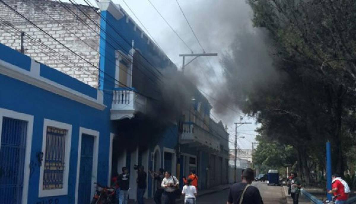 Prende fuego a sede del Partido Nacional en Comayagüela