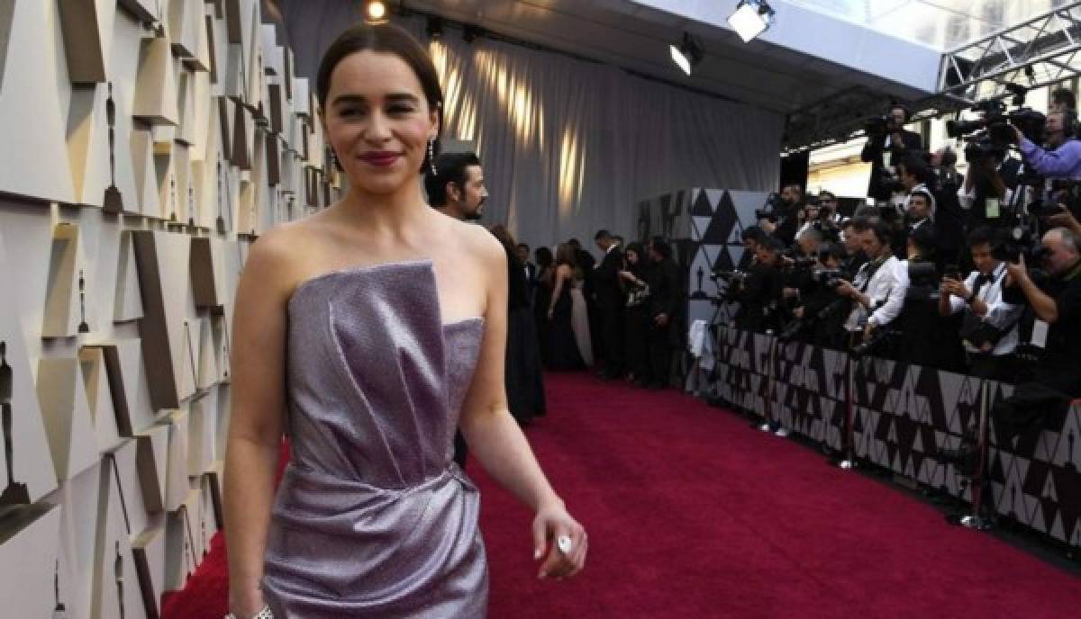 Emilia Clarke optó por un vestido en tonalidad lila. Foto AFP