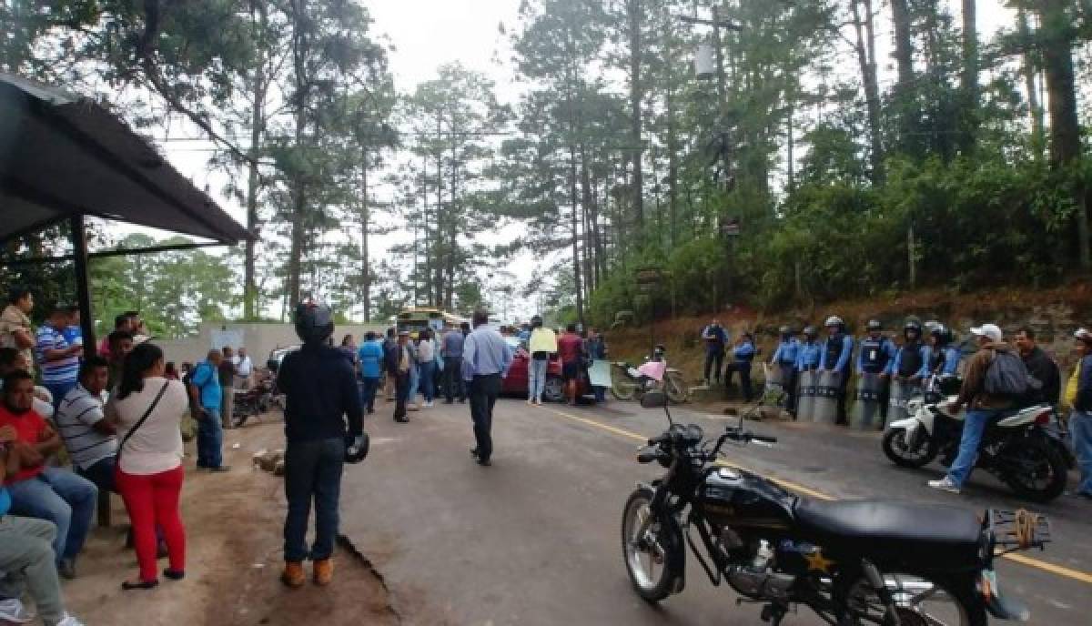 Pobladores se toman la carretera que conduce hacia El Hatillo para exigir la pavimentación