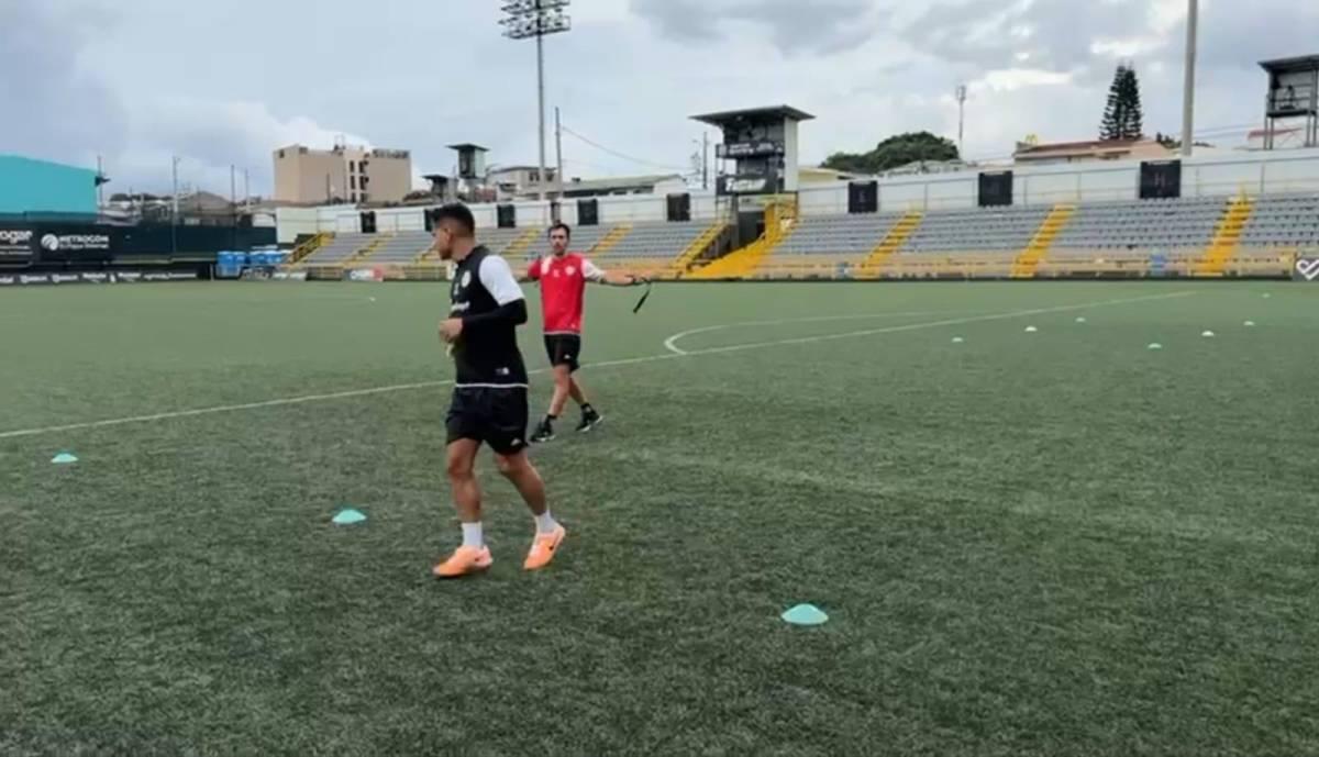 Fue actor y llegó con su bella novia: Así fue el primer día de Carlos Pineda en su nuevo equipo