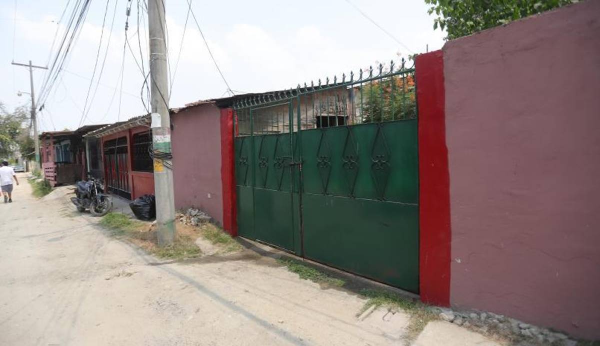 El portón verde y rojo en donde pudimos constatar que aquí reside Doña Queta.