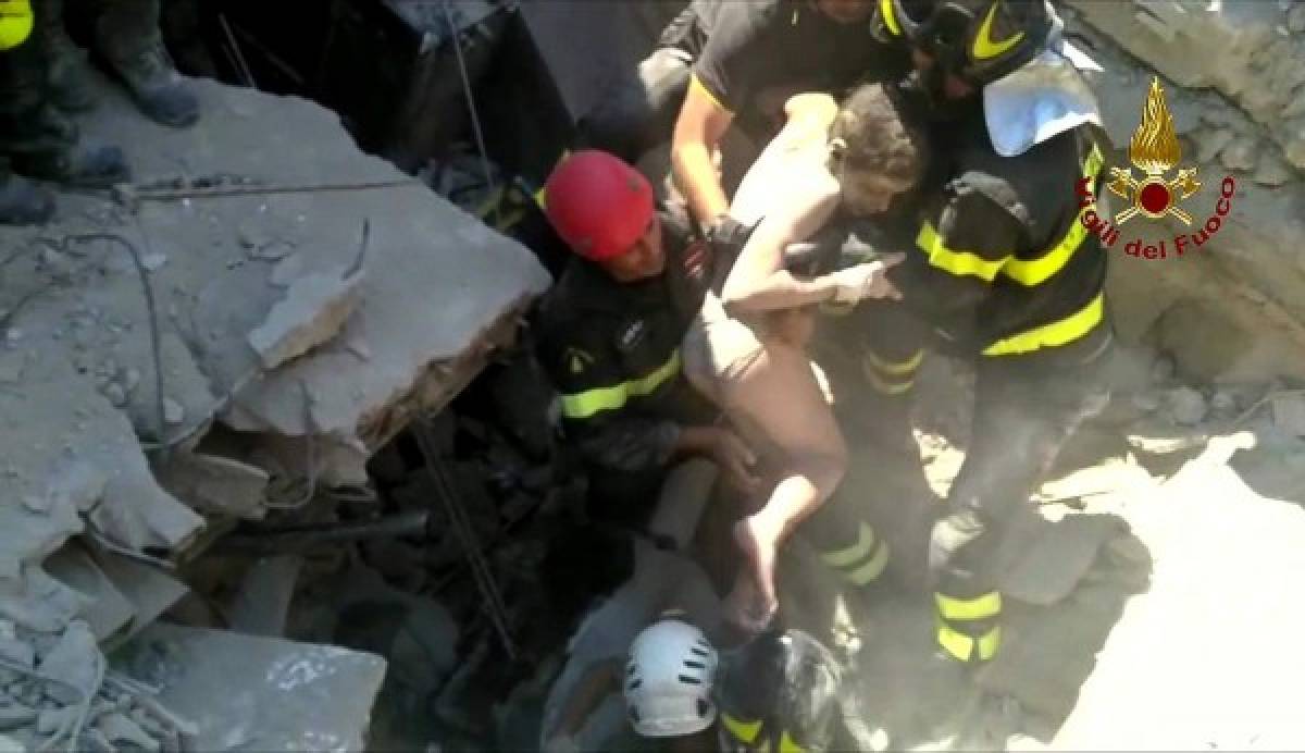 Rescatan a los tres niños sepultados por escombros tras sismo en Ischia