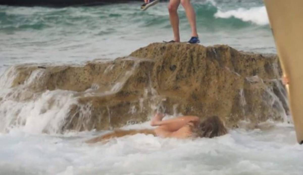 VIDEO: Kate Upton sufre aparatosa caída mientras posaba en topless