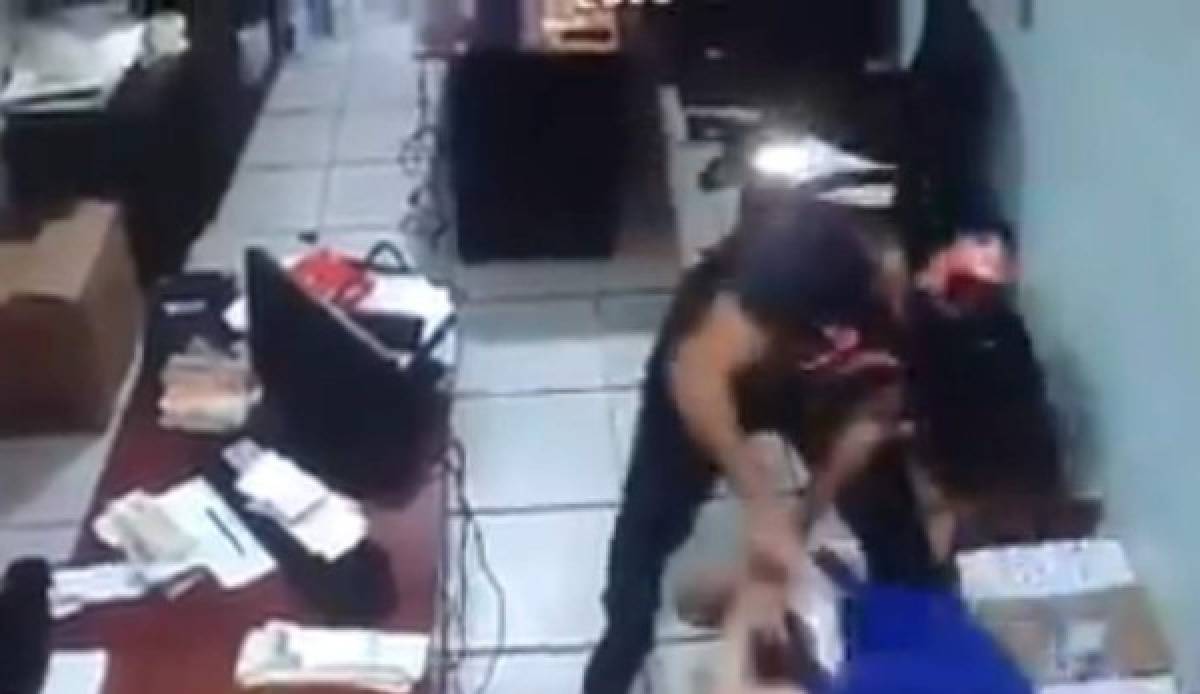 Video capta asalto a mano armada en negocio de La Ceiba