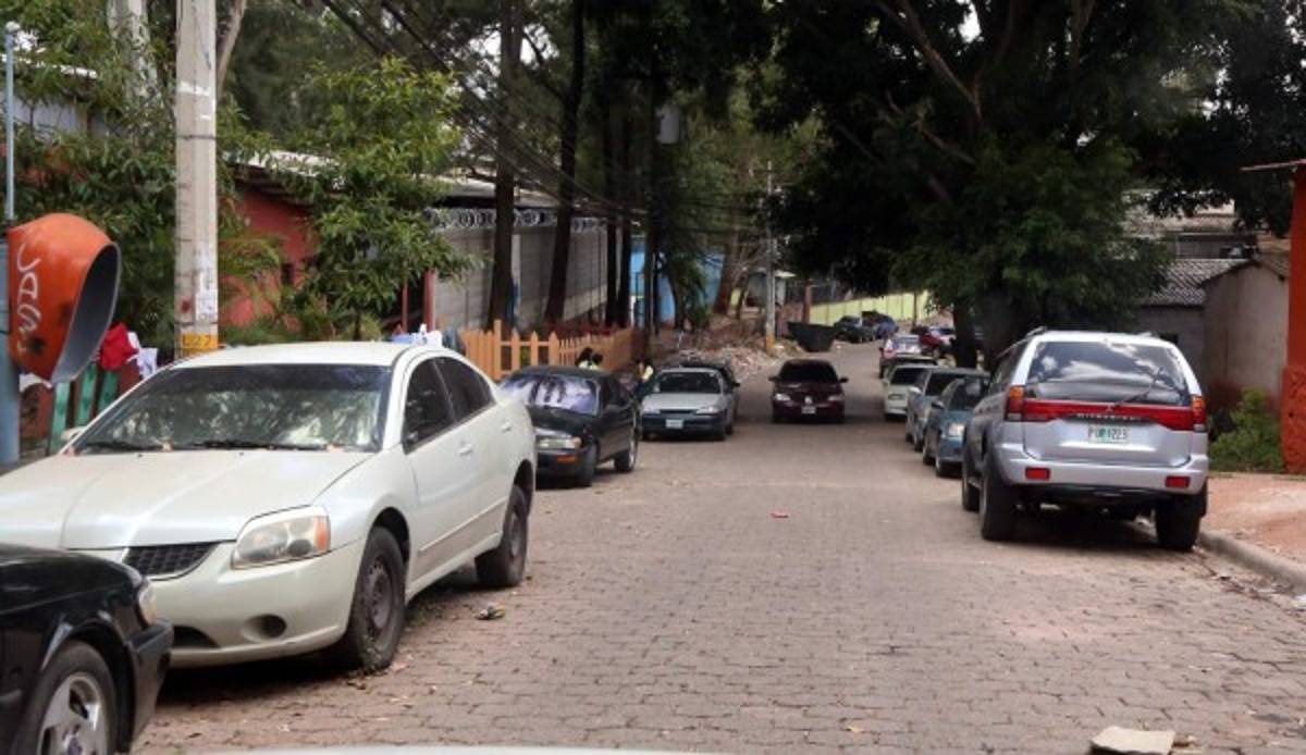 El 45% de las zonas residenciales de la capital carecen de parqueos