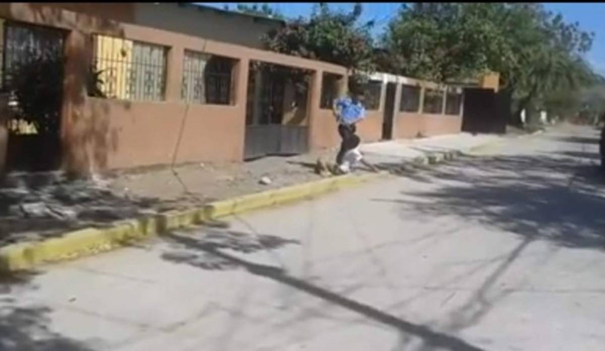 Policías hondureños propinan brutal golpiza a hombre en Nacaome