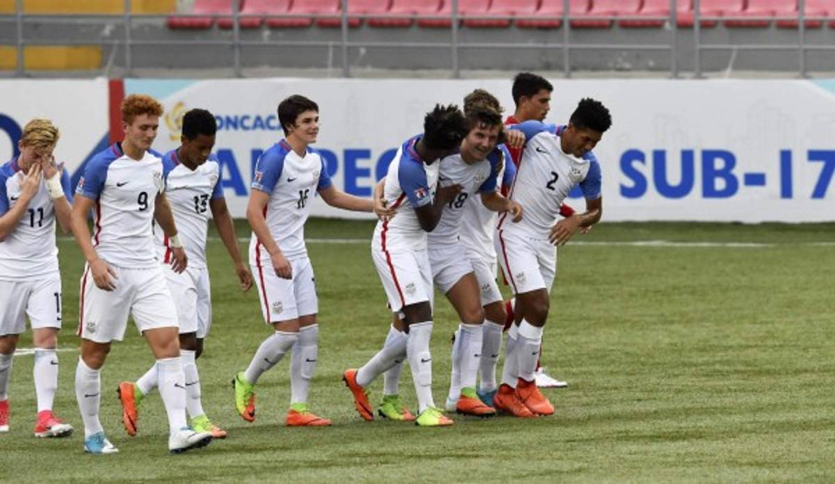 US footballers celebrate after scoring against Cuba during their Under-17 Concacaf qualifying football match at the Maracana stadium on May 5, 2017 in Panama City. / AFP PHOTO / RODRIGO ARANGUA