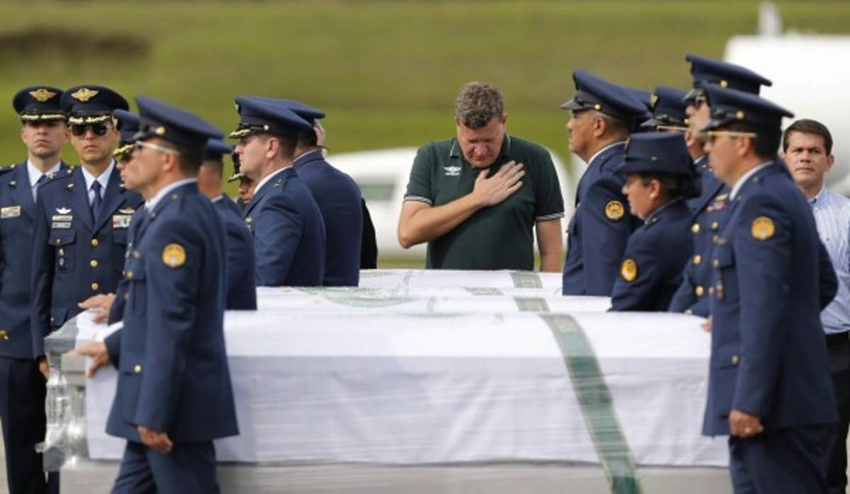 Salen a Brasil restos de fallecidos en accidente de avión del Chapecoense