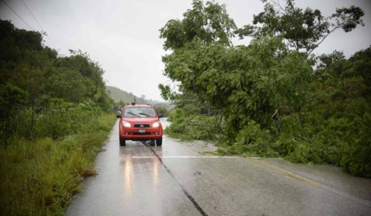 Huracán Earl toca tierra guatemalteca y provoca lluvias