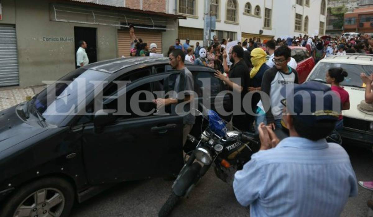 Estudiantes de la UNAH recuperan libertad, pero les prohíben participar en protestas